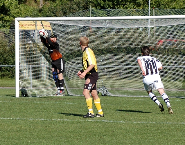 2005_0910_07.jpg - Södras målvakt Mats Andersson plockar enkelt ner en långboll från Surahammar